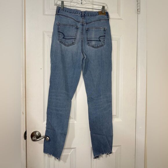 American Eagle Mom High Waisted Distressed Med Light Wash Jeans size 4L - Picture 2 of 6